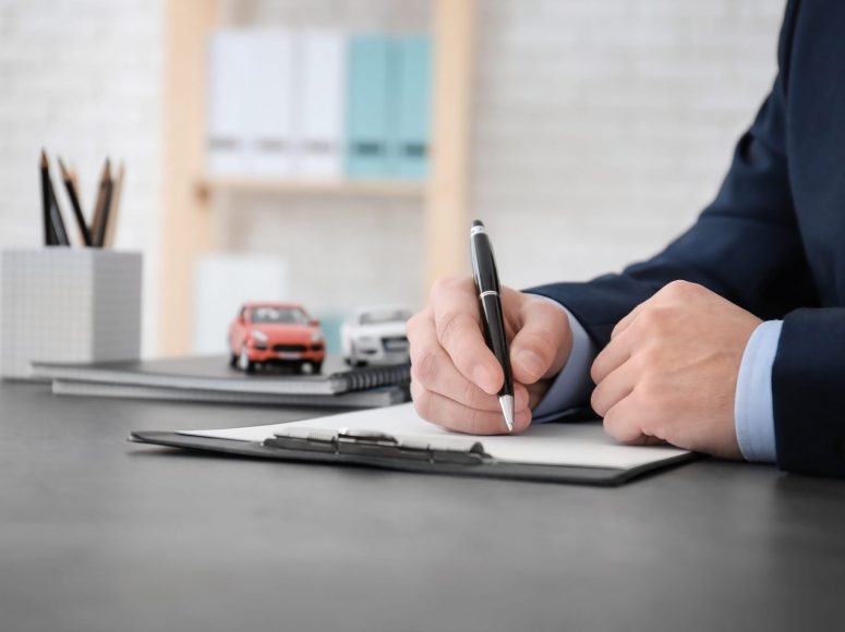 Kunde von Auto Seibel TOP Markenspezialist für Renault, Dacia unterzeichnet eine Neuwagen-Vollmacht.